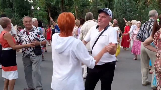 ЭТИ ПТИЦЫ ПРИНОСЯТ УДАЧУ, Я ОТ РАДОСТИ МИЛАЯ ПЛАЧУ! СЧАСТЛИВЫЕ МОМЕНТЫ ИЗ ПАРКА ГОРЬКОГО ХАРЬКОВ смотреть онлайн