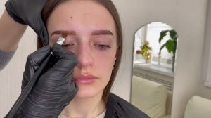 Ученица на курсе отрабатывает нанесение первого слоя хны