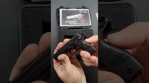 Уменьшенная коллекционная модель пистолета Sig Sauer P228 в масштабе 1:2