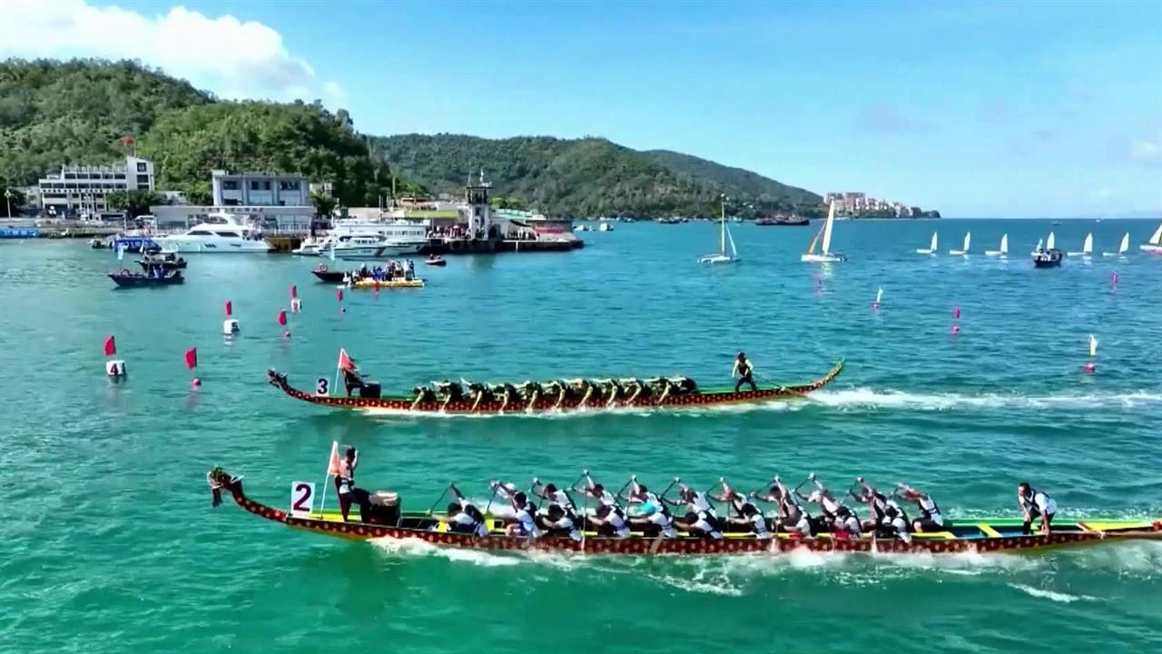 В Китае проходит зрелищный фестиваль гонок на драконьих лодках