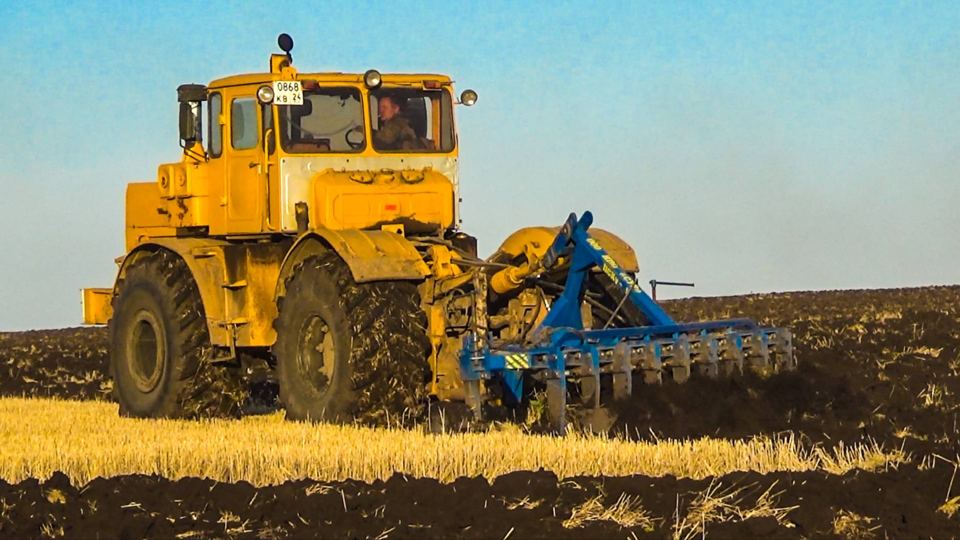 КИРОВЕЦ К-701 С ПЛУГОМ ПСКу-9 пашет зябь после дождей и заморозков.