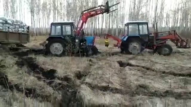 Бездорожье. Утопили прицеп, 2 Беларуса не справляются. спасает ДТ. смотреть онлайн