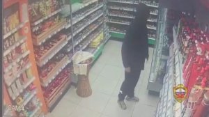 Полицейские Новой Москвы задержали налётчика, который с ножом в руках ограбил магазин в Коммунарке