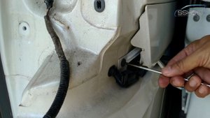 Disassemble Nissan Serena C26 sliding door rail cover