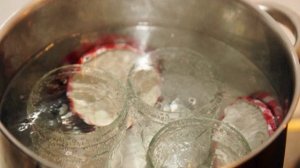 Огурцы, соленые в банках