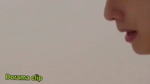 Парень  помог  девушке  помыть  голову