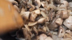 НЕВЕРОЯТНО ВКУСНЫЙ СЛОЕНЫЙ САЛАТ С КУРИЦЕЙ И ГРИБАМИ! ВАМ СТОИТ ЭТО ПОПРОБОВАТЬ!