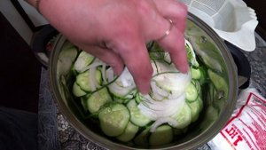 Рецепт салата "Огурцы с куркумой"