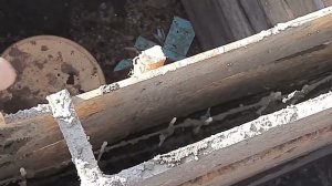 Заливка опалубки бетоном для слива воды из бани