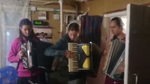 Пение сестер МСЦ ЕХБ - аккордеоны