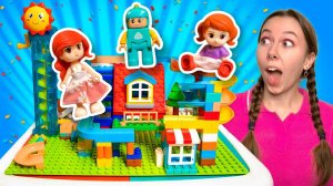 Распаковка ПАРКА РАЗВЛЕЧЕНИЙ с игрушками мультяшками. Играем в строителей. Видео для детей.