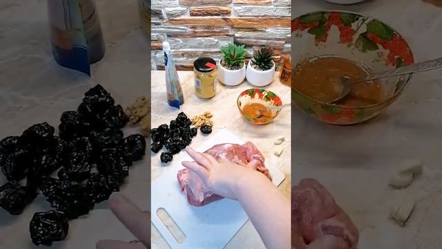 Праздничная запечённая свиная шея с черносливом и грецким орехом