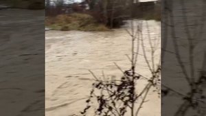 Сукко сегодня топит, река вышла из берегов. Пешеходный мост смыло. Въезд в Сукко затруднён.