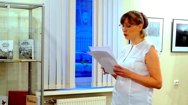 Свои стихи читает поэт Наталия Филатова