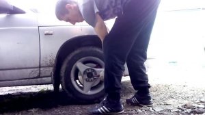 ЗАНИЖАЕМ ВАЗ 2110. (снимаем проставки,пилим пружины)