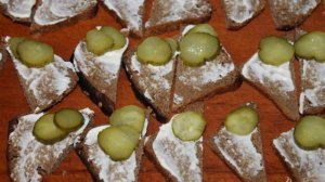 Угощение для гостей в виде канапе с маринованными мидиями и овощами