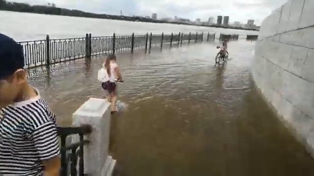 Дети на затопленной набережной Благовещенска смотреть онлайн