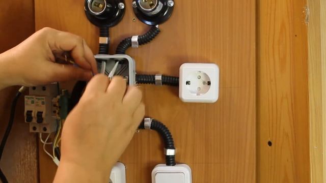 Сборка распределительной коробки. Раздельный монтаж электропроводки. (Двух линейный монтаж).