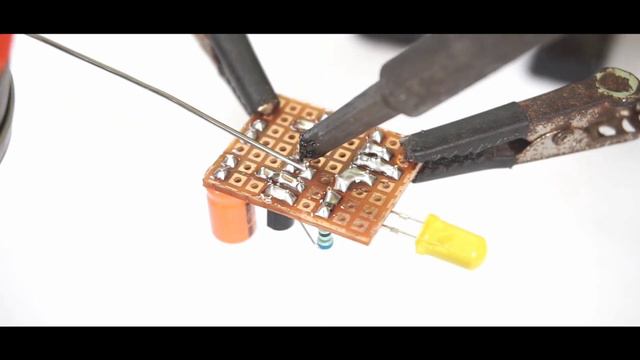 Simple Firefly Like LED Effect using 555 IC смотреть онлайн