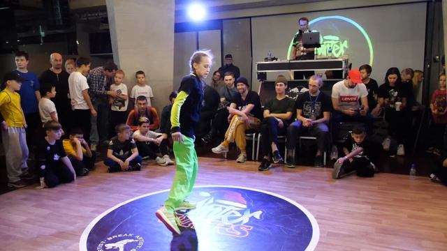 semifinal bgirl Milka vs bboy Черный - брейкданс батл WINTER WARS 2020 смотреть онлайн