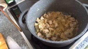 Свинина тушёная с черносливом и картофелем.