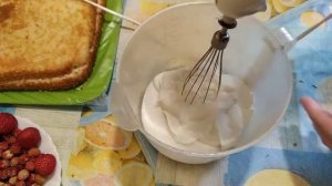 Есть замороженные ягоды? Тогда приготовь бисквитный пирог с ягодами и сметанным кремом