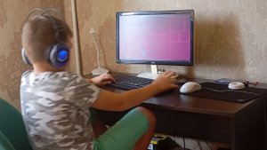 нуб играет в геометри дэш