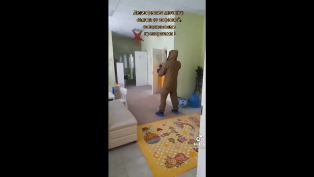 Почему он в противогазе и через сколько времени сюда зайдут дети???
