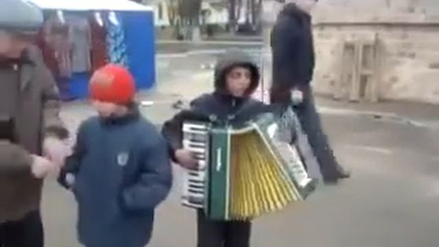 Бездомные ребятишки ! поют так аж слезы на глазах!голоса супер 2