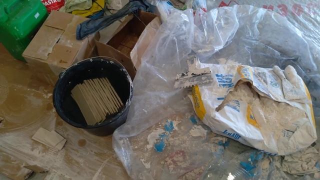 Продолжаем укладывать декоративный кирпич в прихожей