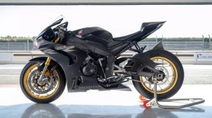 Honda или Yamaha ? Чей спортбайк лучше? Yamaha YZF-R1M против Honda Fireblade SP. Сравнение