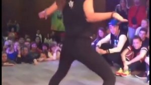 Девушка очень классно танцует