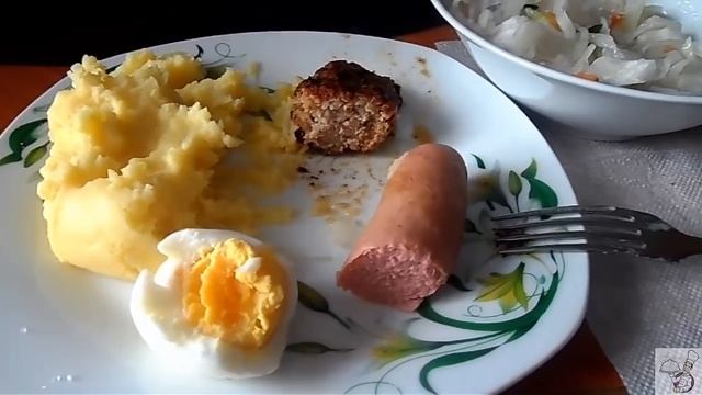 ОБЖОР: КАРТОШКА ПЮРЕ С САРДЕЛЬКАМИ И САЛАТОМ смотреть онлайн