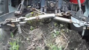 Перепашка перепаханного навоза под посев самодельным плугом 1-35.