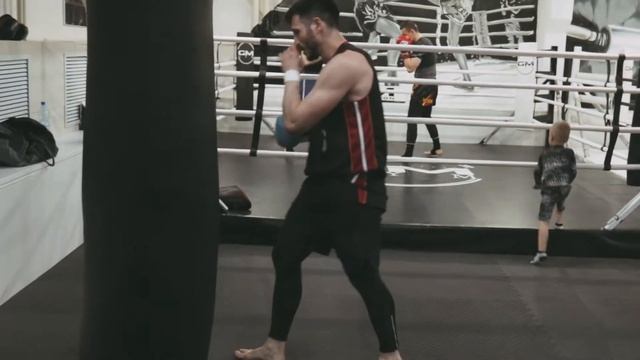 Техника тайского бокса от Камала Мурадова на боксерском мешке смотреть онлайн