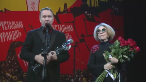 Евгений Миронов вручает Хрустальную Турандот Инне Чуриковой