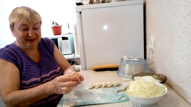 Как приготовить вареники с толченой картошкой?