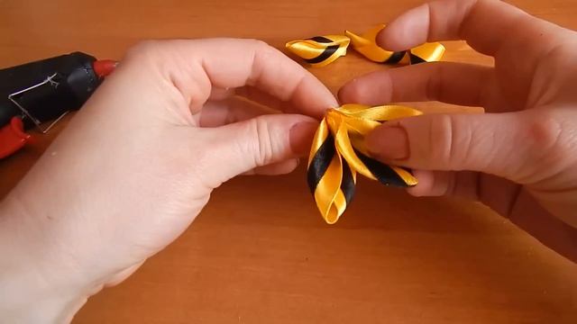 Цветы из ткани.Цветок из кусочков атласных лент.DIY.Flowers Of Fabric
