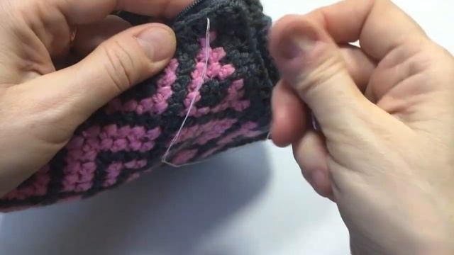 Как пришить молнию к вязанному кошельку-косметичке/How to sew a zipper to a knitted wallet
