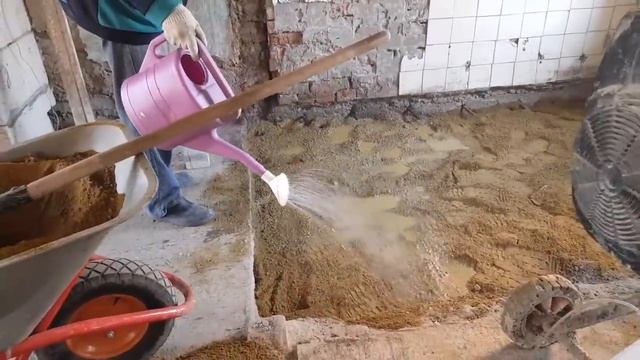 Ейск?Ремонт на летней кухне. Заливаем пол бетоном. Привезли отсев и цемент... смотреть онлайн