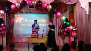 Награждение отличников дипломами на выпускном в начальной школе Подмосковья