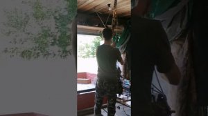 Подъём и опускание тяжёлых грузов по веревке с помощью схватывающих узлов.