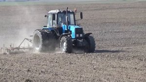 МТЗ 3022 и 1221.2 культивируют поле перед севом