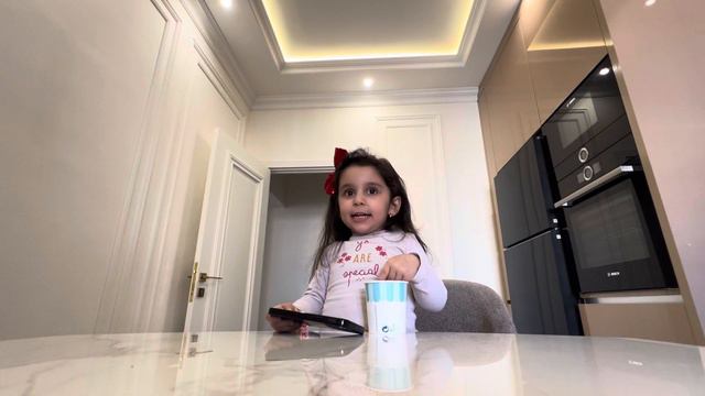 Leyla və Murad dondurma yeyir. смотреть онлайн