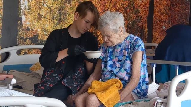 Кормление лежачей больной смотреть онлайн