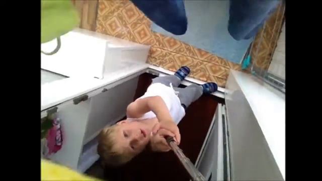 испугался паука и уронил айфон с селфи-палки смотреть онлайн