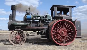 Мощь! Огромный трактор 1922 года на ПАРОВОМ двигателе. Работа в поле.