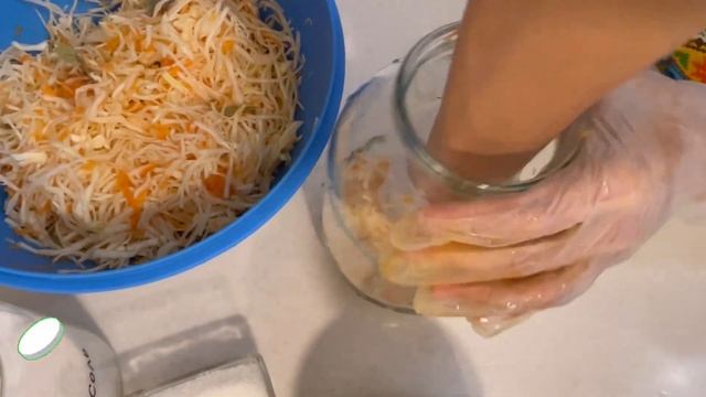 Квашеная капуста в банке. Очень простой рецепт (хрустящая и сочная). Кочан капусты и одна морковка.