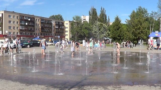 Сезон купания в фонтане открыт! Ура, товарищи...