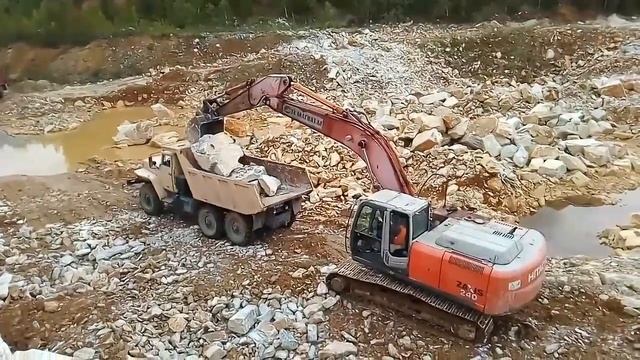 Урал Ресурс. Погрузка негабаритной мраморной породы смотреть онлайн
